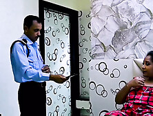 Hotel ke security guard ne madam ko pela