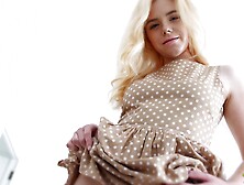 Elle a un léchage de chatte se fait monter en levrette par une bite géante