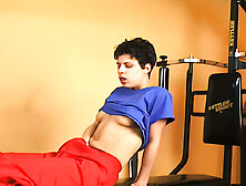 junge brunette wird beim sport geil und besorgt es sich selbst