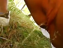 Ouwe zak gluurt stiekem naar een lekker wijf