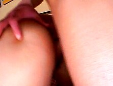 Dreier into der Jugendherberge Sandy fickt mit two echten Kerlen