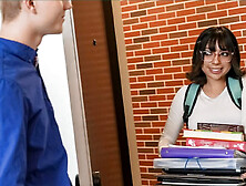 Una Linda Nerd Con Minifalda A Cuadros Ayuda A Su Hermanastro A Liberar La Tensión Sexual.