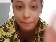 Gostosa brasileira mostra os peitos sem dar conta