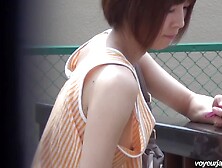 Fetiche com japonesa exibindo peitos para voyeur