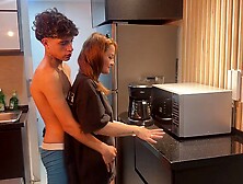 Me aprovecho que no hay nadie en casa para follarme duro a mi madrastra en la cocina. SEXO REAL AMATEUR.