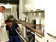 Hausmeister bumst die willige Hausfrau