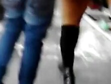 Piernuda En Falda Negra En La Calle