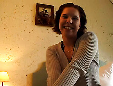 junge brunette fingert sich ihre pussy vor der kamera