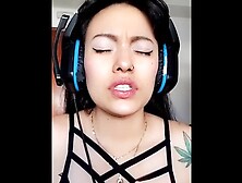 Mira como me masturbo mientras veo porno