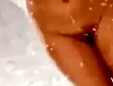 Cewek india dimandikan pacarnya (Asia )