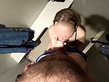 Przyrodnia siostra chce sexu w przebieralni na publicznym basenie