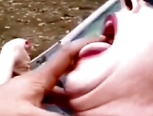 Moglie troia scopata nel culo da uno sconosciuto e squirta mentre fa un pompino al marito