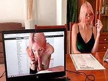 Chefen kneppede sekretæren under en samtale med en klient