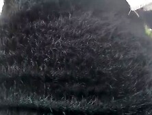 Tua madre vuole pisciare in un giardino pubblico quindi si china