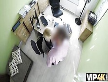 VIP4K.  Katy Aux Cheveux Blonds Espère Obtenir un Prêt Mais