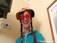 Joven ruiva se masturba para a câmera