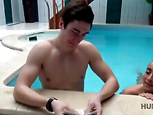 Hunt4k. aventures sexuelles dans une piscine privée