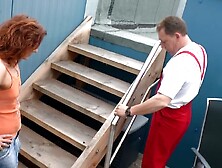 Statt Handlauf montiert er sein Rohr in ihre Fotze