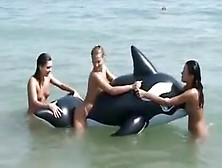 Trois Filles Exhibent Leur Cul Nu Sur Une Plage