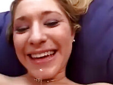 Kayla, Une Blonde Excitée, Se Fait Baiser La Chatte.