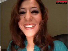 Brunette sletje wil een dikke pik tussen haar perfecte tieten