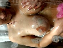 Moglie Tettona Spiata Sotto La Doccia Con Pompino