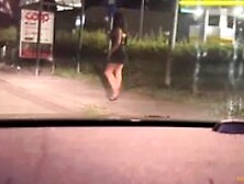 Si Ferma Davanti A Una Prostituta Per Strada E La Scopa Nel Parcheggio.  Escort