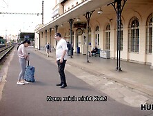 HUNT4K Sex mit dem Jäger hilft der Brünetten und ihrem Freund,  Geld für das Ticket zu verdienen