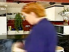 Mann in Uniform und der Zwerg nageln die Frau