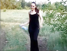 Adriana Paseando Por El Campo