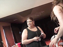 Behind the scene,  sur scene