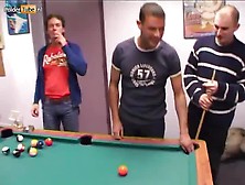 Het 18 jarige zusje van de aanvoerder krijgt taart en een gangbang