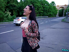 Prankish babe Billie Star shows her boobs on the street!