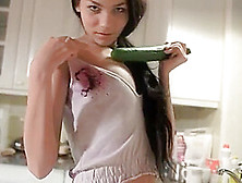 Teengirl Jasmin macht es sich mit der Gurke (18+)