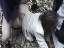 La Madura Francesa Con Dos Amigos En El Bosque