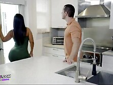 mom Real Estate Agent macht Ihnen das endgueltige Angebot