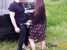 Moglie cagna vuole succhiare un grosso cazzo conosciuto ad una cerimonia davanti al marito cornuto