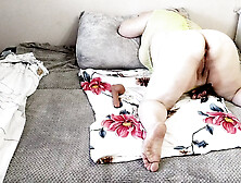 a friend masturbates her pussy with toys to orgasm