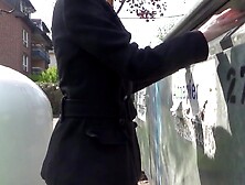 Sie pisst wie ein Hund auf die Strasse