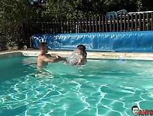 femme à la grosse poitrine et à la chatte poilue se fait baiser au bord de la piscine