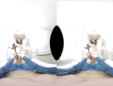 Secretária faz boquete em um homem neste filme pornô em RV