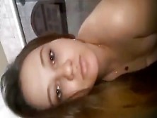 Gravou peladinha no banheiro se masturbando com a escova