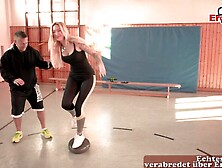 Sportliche Milf verführt ihren Personaltrainer