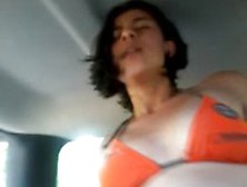 Novinha dando no carro sentada na pica e gemendo gostoso