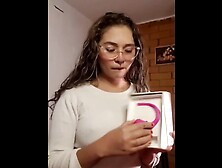 Chica delgada juega con su coño y lush en lao oficina