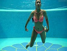 Superbe Babe Brune Sazan Cheharda Se Fait Filmer Nue Dans La Piscine