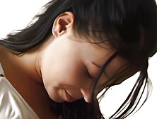 junge schuechterne brunette besorgt es sich mit vibrator vor der kamera