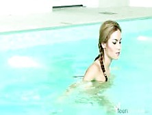 Veronika Fasterova se excita na piscina