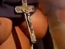 Monja se aprovecha de enfermo