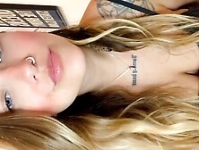 Loirinha mostrou o cu e se masturbou no sofá